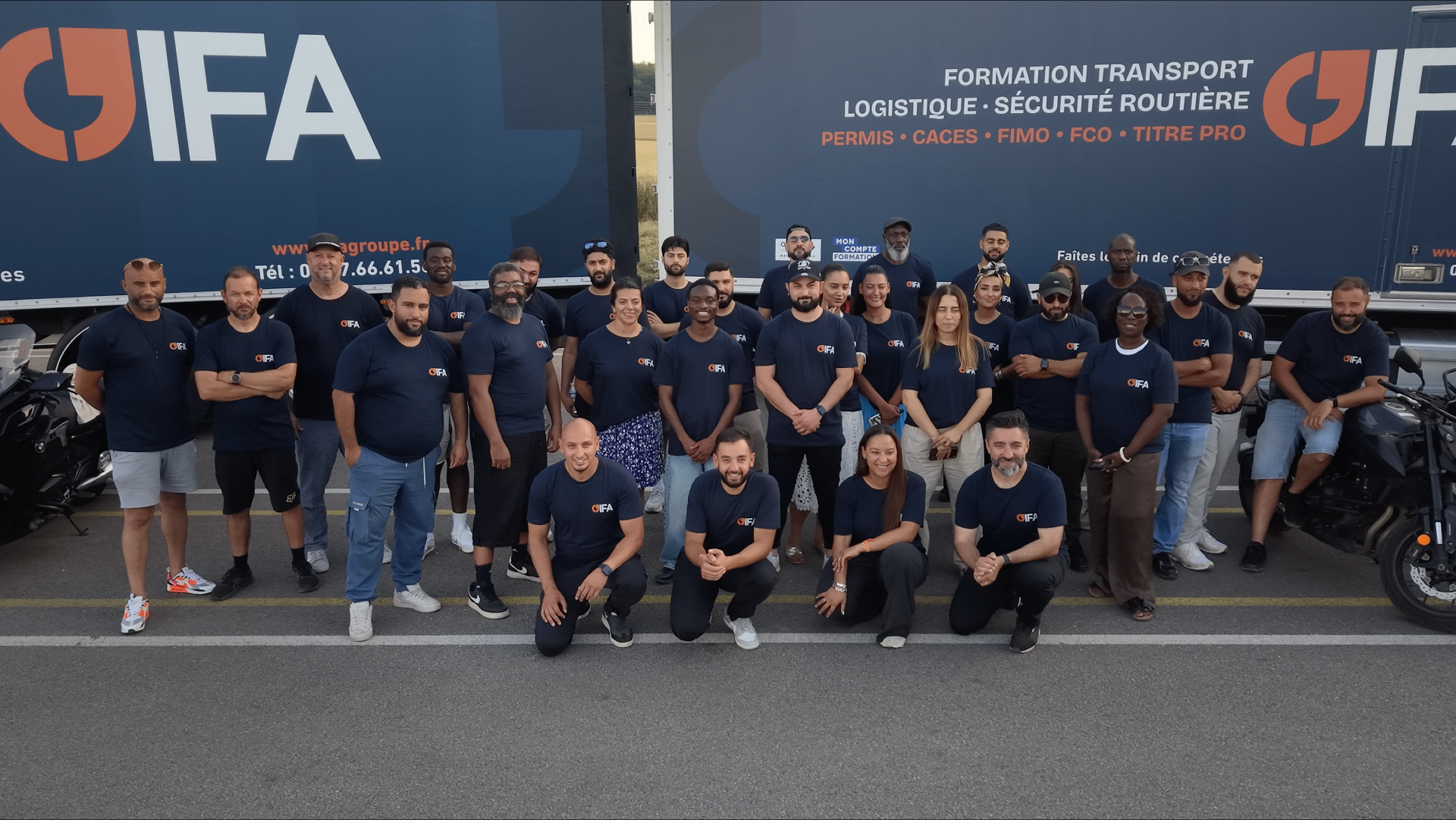 L'équipe IFA réunie devant un camion de formation transport