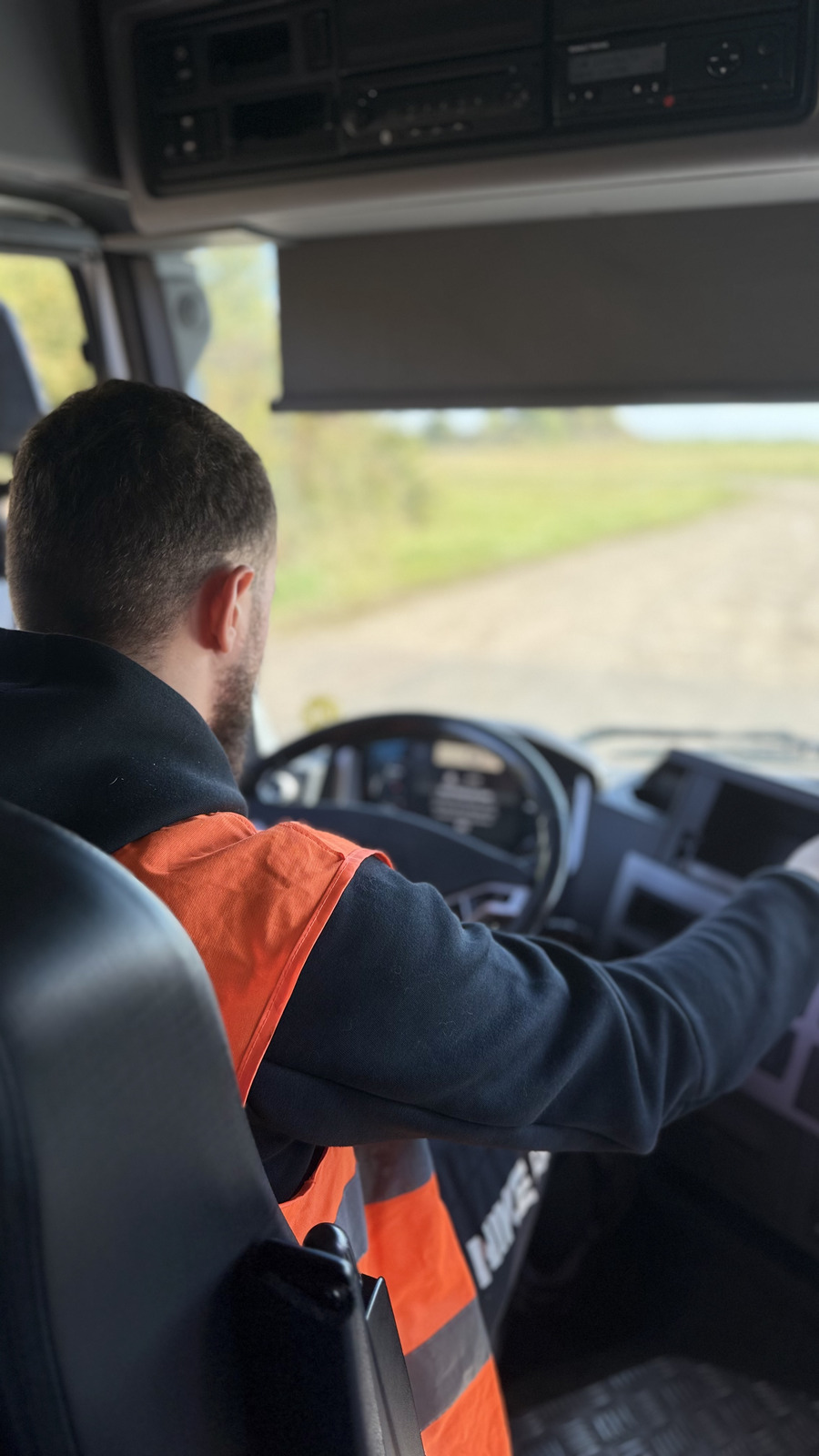 Apprenant au volant d'un poids lourd pendant une session de conduite